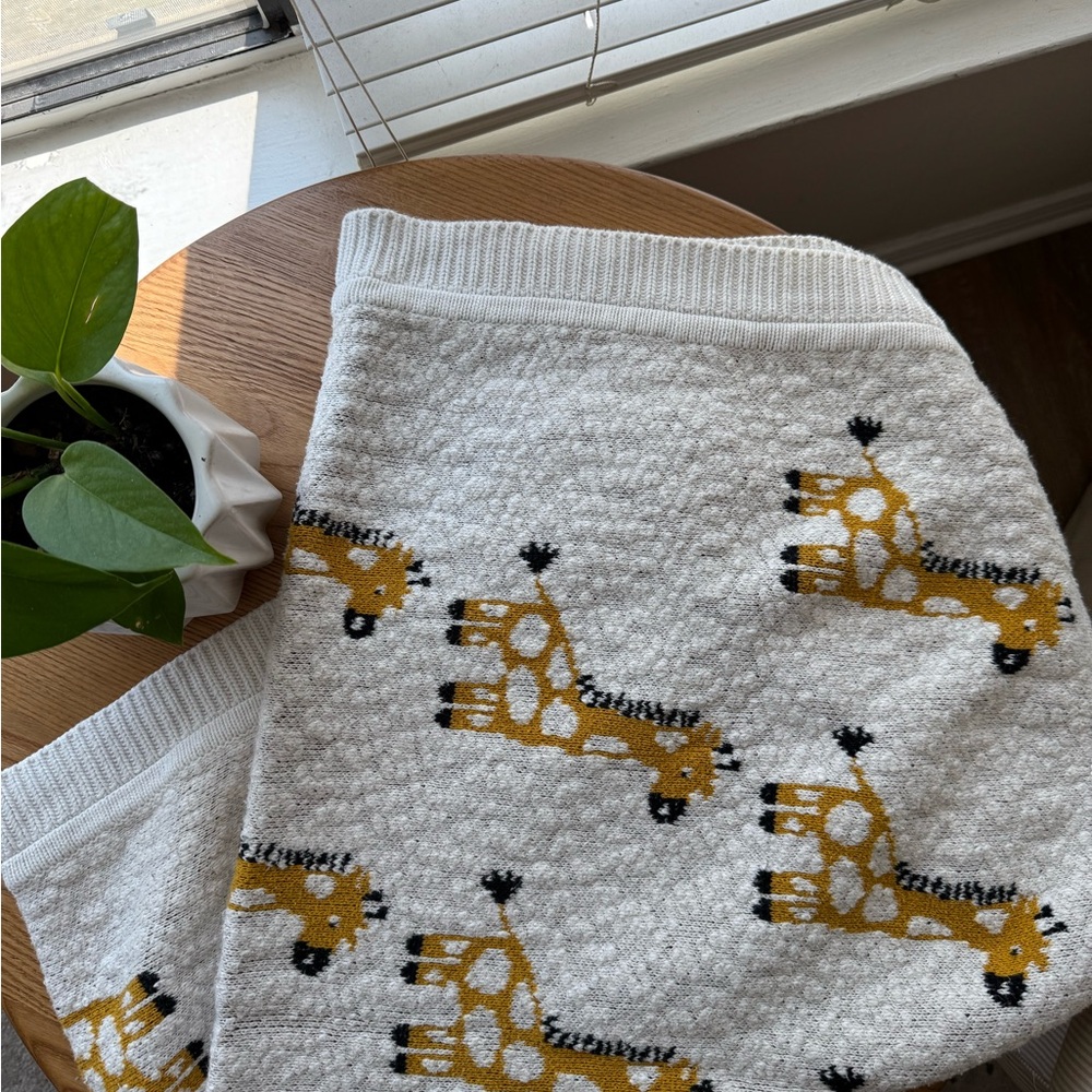 Giraffe Patterned Kids Blanket - Yellow and White